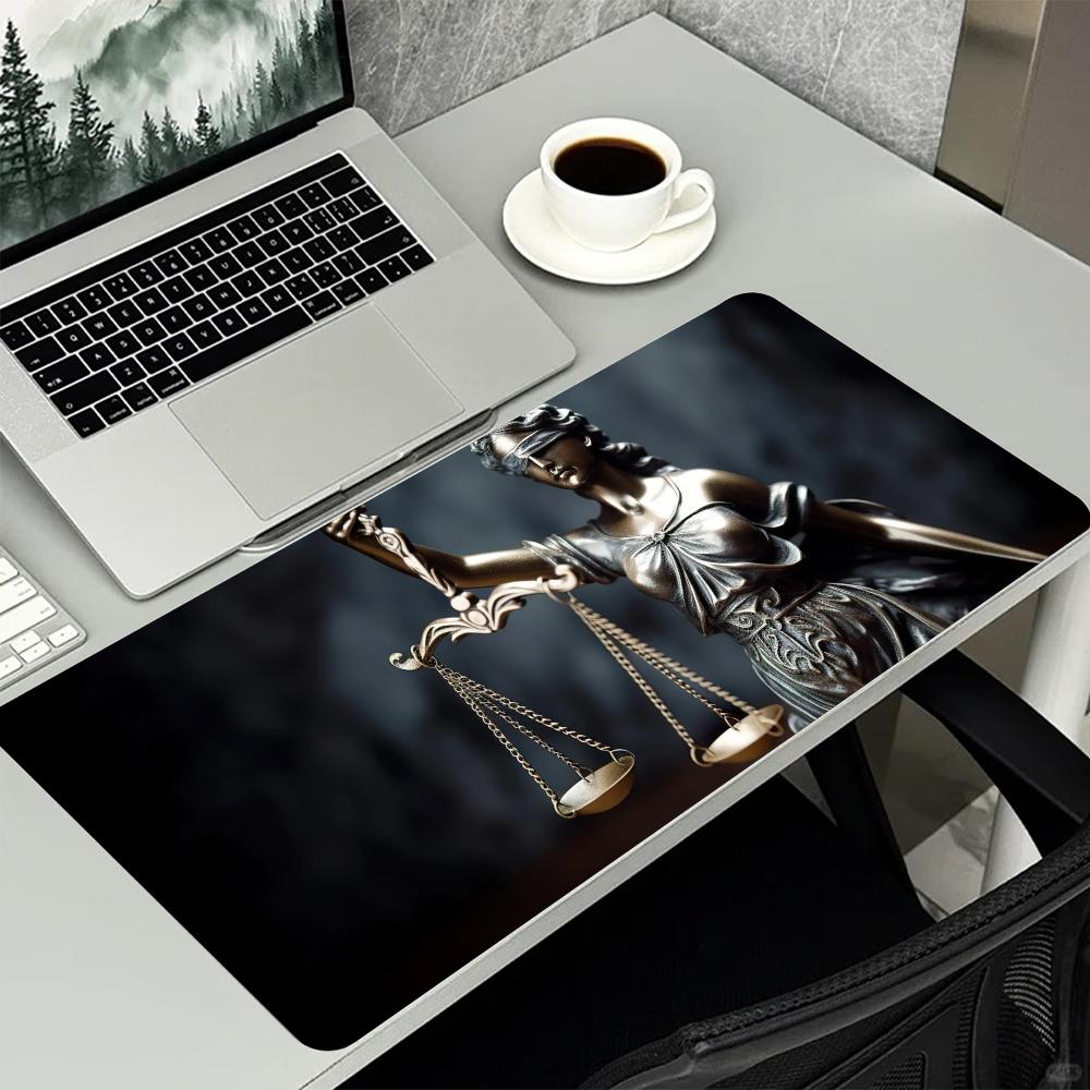 بساط مكتب كبير بتصميم تمثال ال - مراجعة Desk Setup With Laptop وسعره